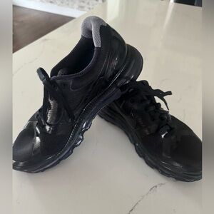 Nike Men’s all black Sneaker